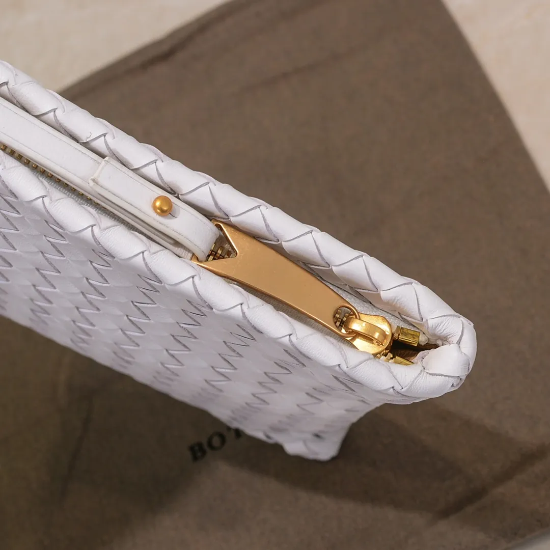 Bv 2022 new woven sheepskin handbag with woven fabric lining. This handbag continues the previous iconic weaving process. The leather is fine and genuine and feels very soft, and the overall shape is excellent. There are multiple card slots inside to store artifacts in an orderly manner. It looks casual, but it is the finishing touch to your whole body. Best choice for gifts or personal use. Size: 30cm, model: 80-2#